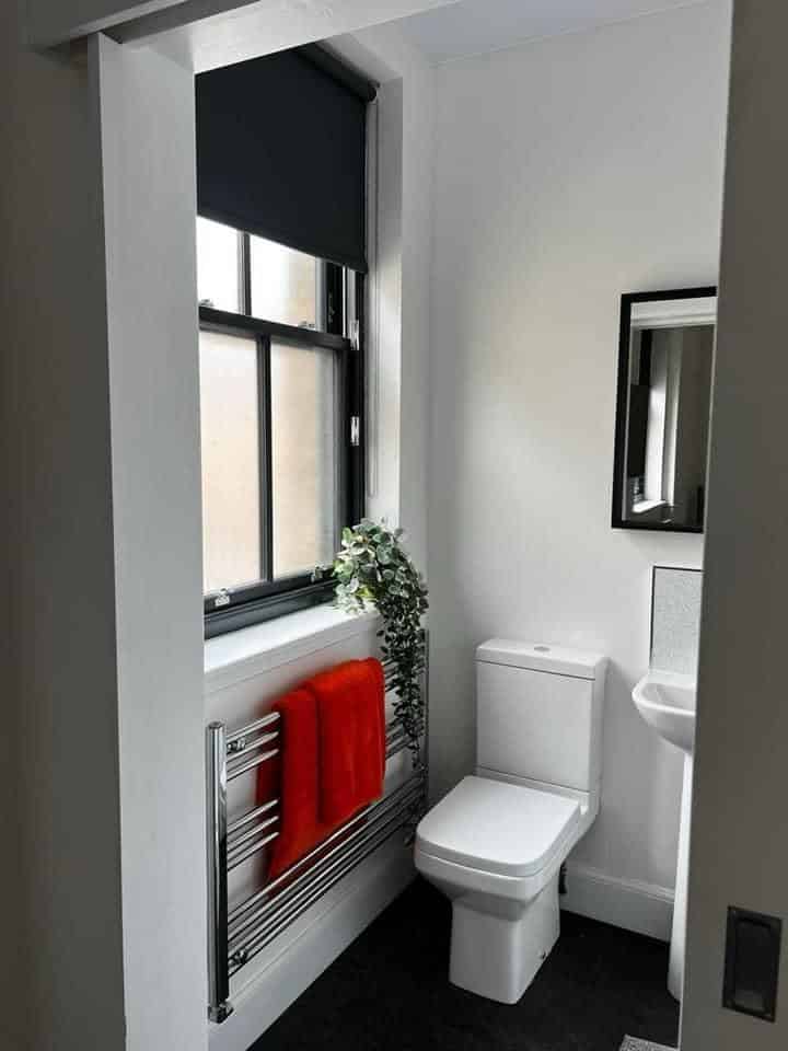 Room 4 bathroom